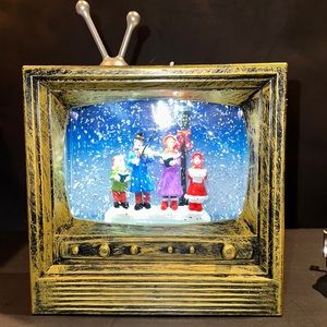 Water filled indoor vintage TV with carollers